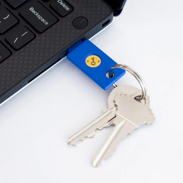 Security Key NFC на брелоці, підключений до ноутбука